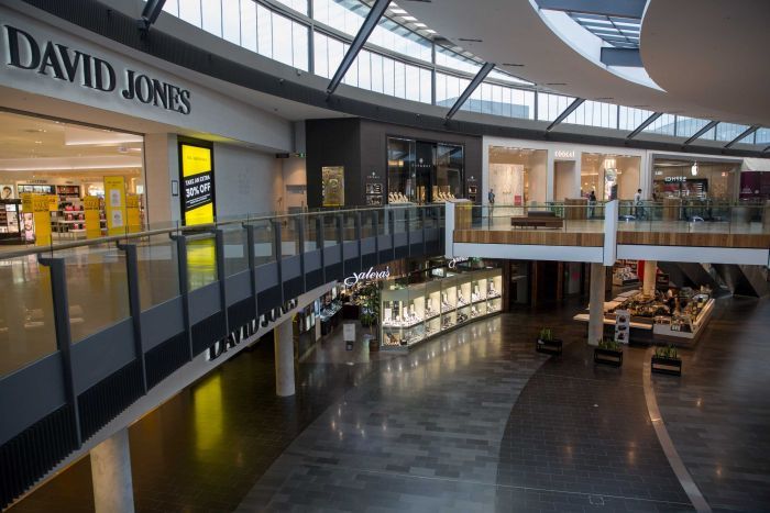 Consumer confidence has plunged over the Christmas break thanks to a rampaging Omicron outbreak. (ABC News: Margaret Burin)