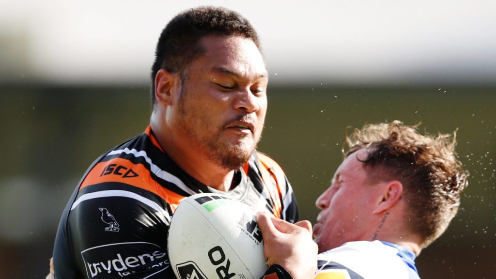Joey Leilua (l) isn't happy with the pay deals NRL powerbrokers have done during the coronavirus. (Brendon Thorne/AAP PHOTOS)