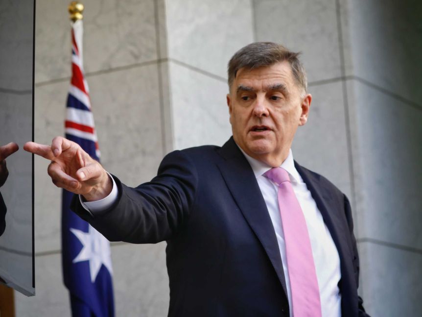 Thumbnail for Overseas travel this year ‘unlikely’, warns federal health boss