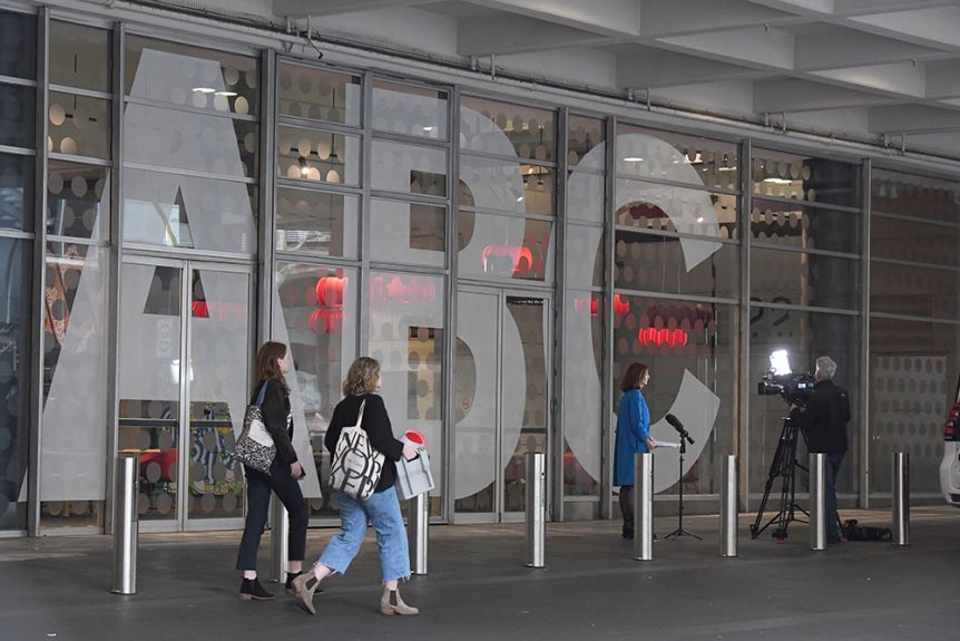 Thumbnail for ABC to cut 250 jobs, axe iconic 7.45am news bulletin as budget bites