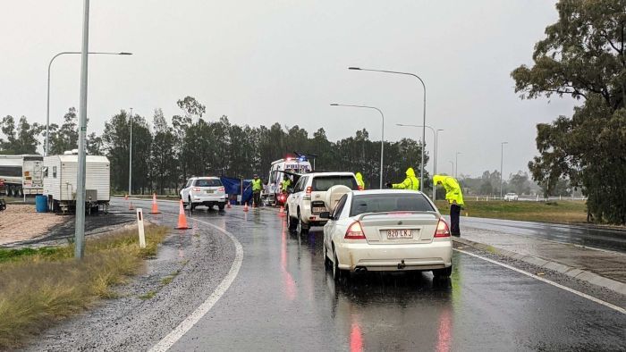 Police stop motorists at the Queensland/NSW border. (Photo: ABC)