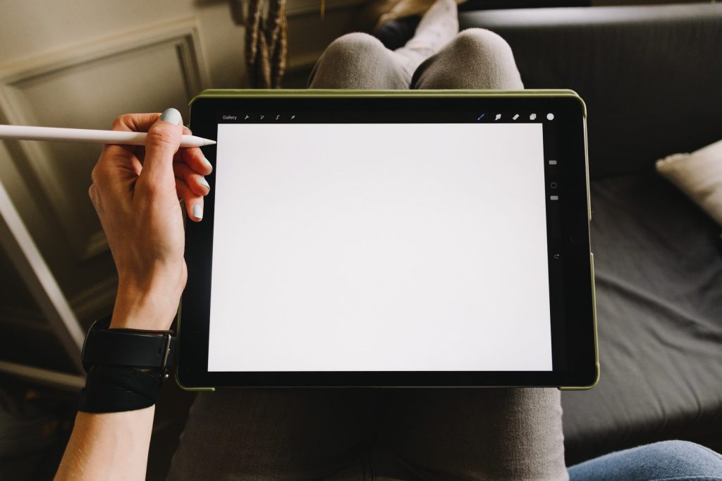 One in 10 Australians are left-handed, and Queensland researchers have discovered why. (Photo: Unsplash, Kelly Sikkema)