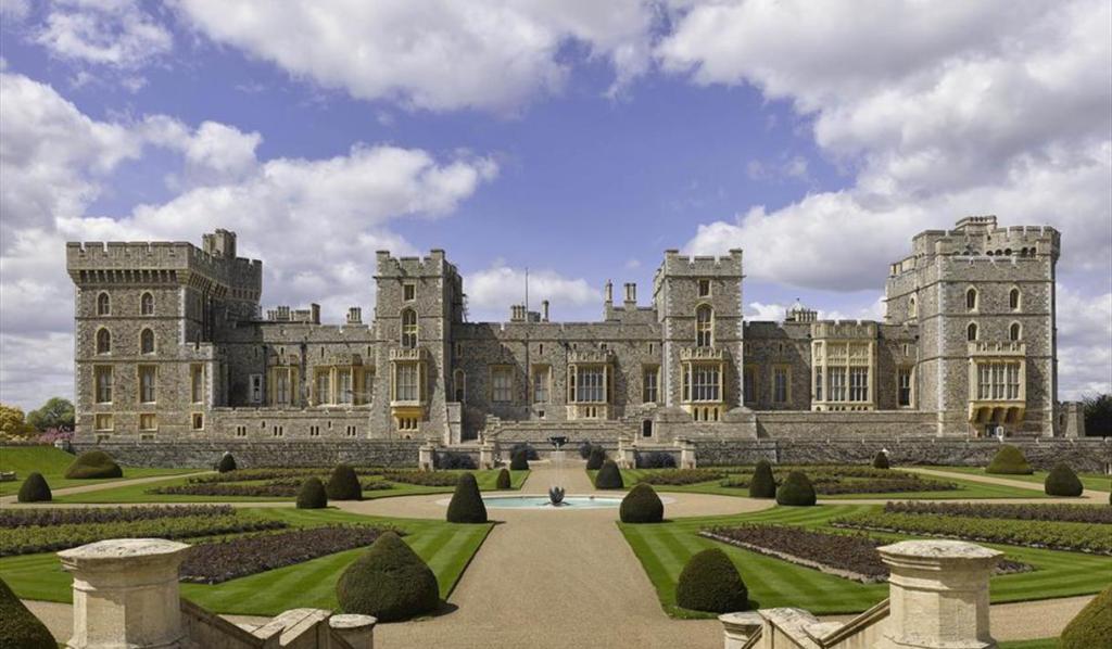 Thumbnail for Royal staff in rare protest as they rally outside Windsor Castle