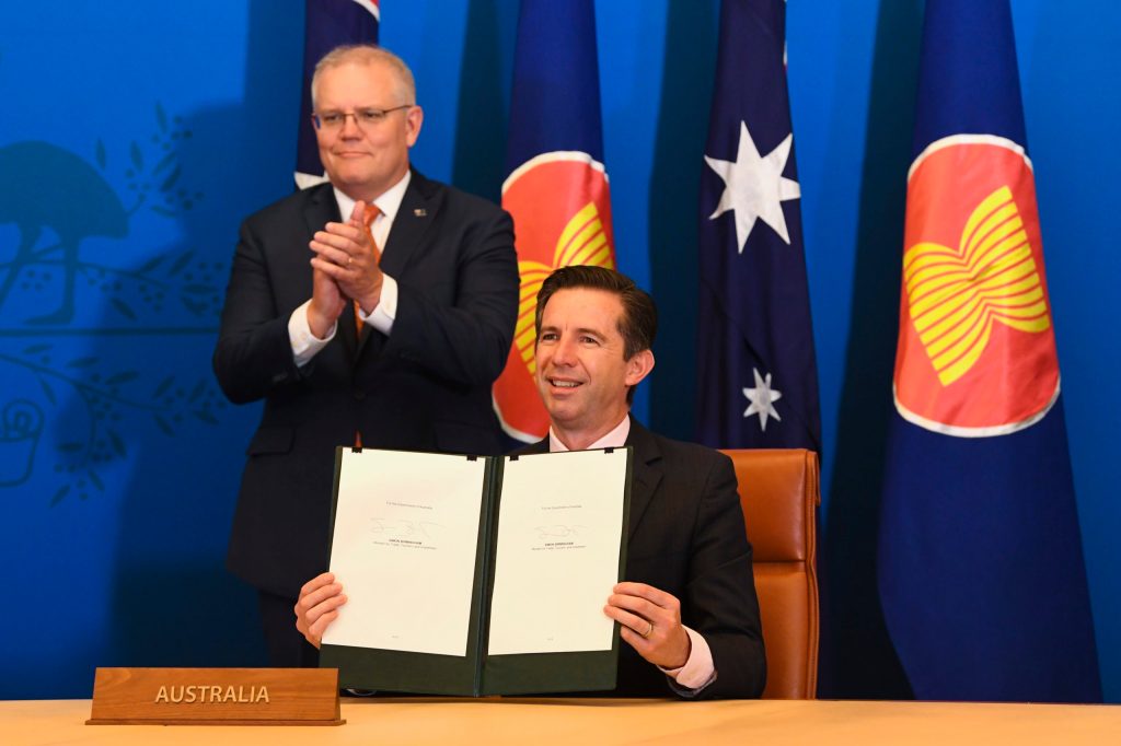 Thumbnail for New trade pact brings hope for solving Chinese standoff