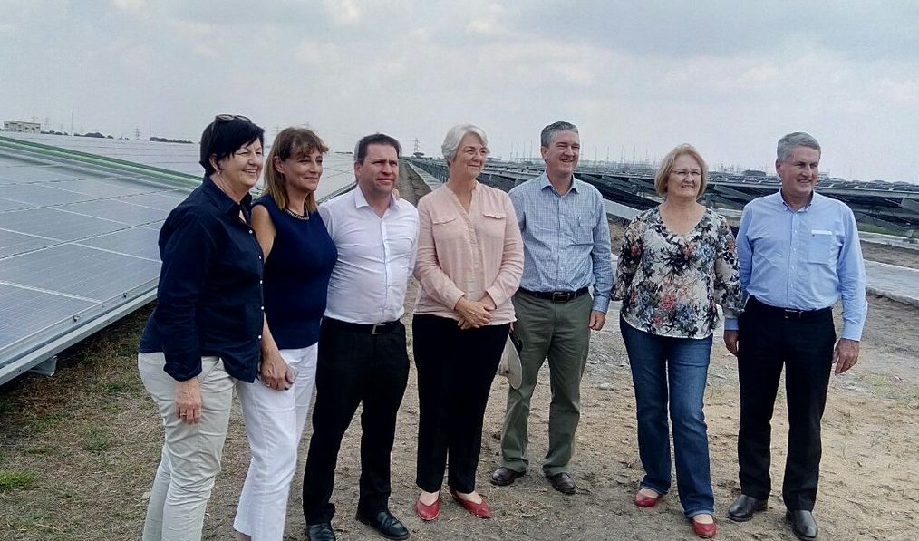 The delegation of Queensland mayors at the Kamuthi solar farm. (Photo: Twitter)
