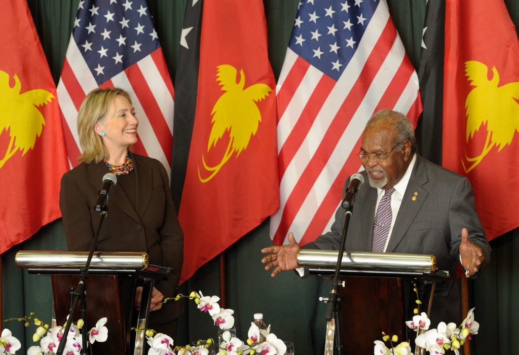 In 2010, Sir Michael Somare played host to visiting US Secretary of State Hillary Clinton. (AAP Image/Rocky Roe) 