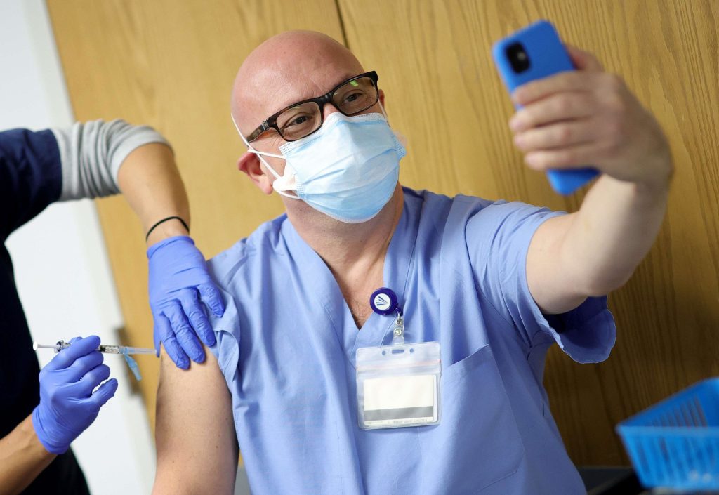Thumbnail for Going viral: Government hopes we’ll ‘selfie’ our way to lifting vaccination rate
