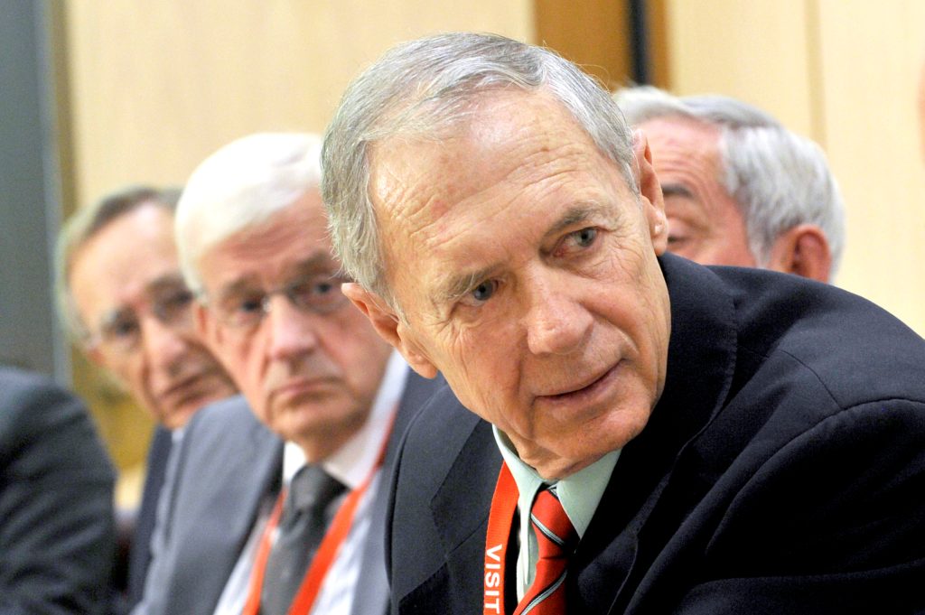 Former Northern Territory chief minister Marshall Perron (front) speaking during a press conference in Canberra. (AAP Image/Alan Porritt) 