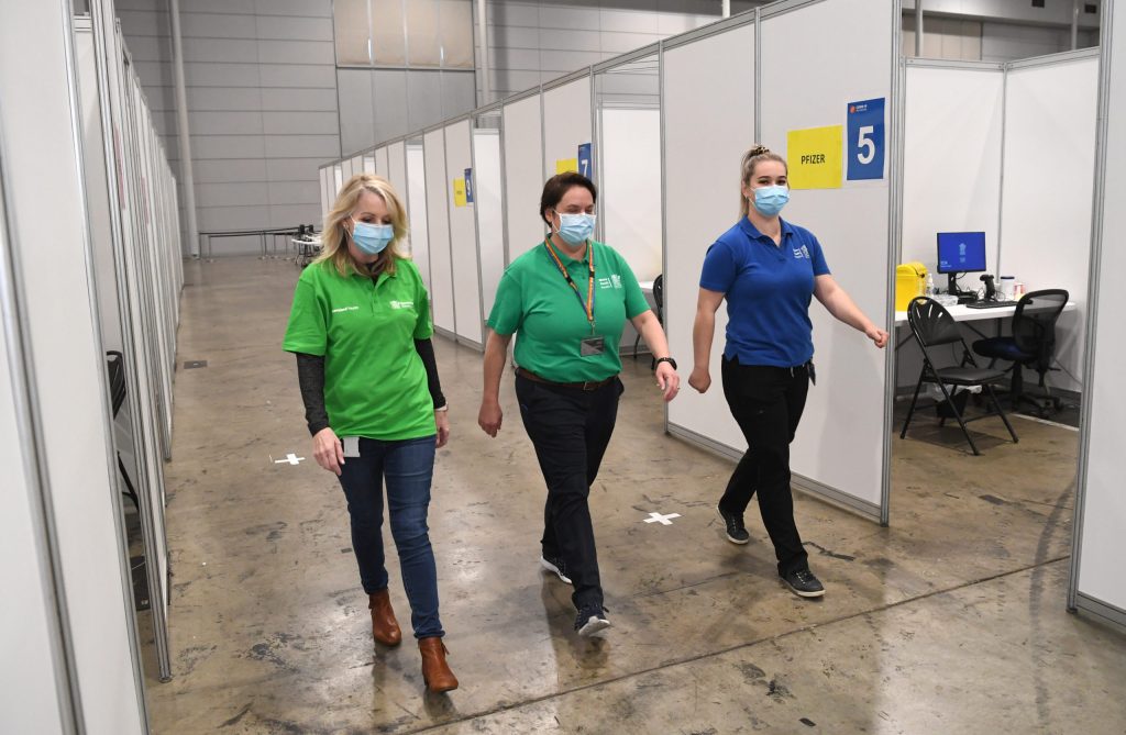 Staff at the mass COVID-19 vaccination centre at the Brisbane Convention and Exhibition Centre will get reinforcements as colleagues leave home quarantine. (AAP Image/Darren England) 