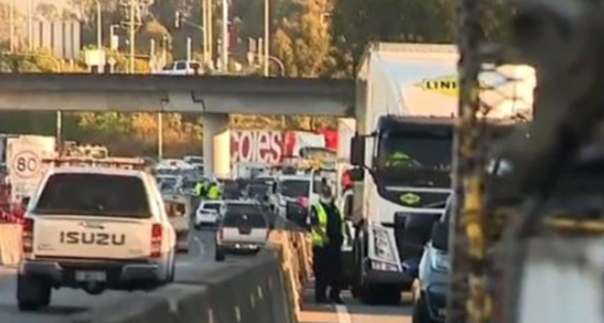 Traffic banks up on the M1 after two trucks blocked southbound lanes to protest vaccination mandates (Image: Channel 9).