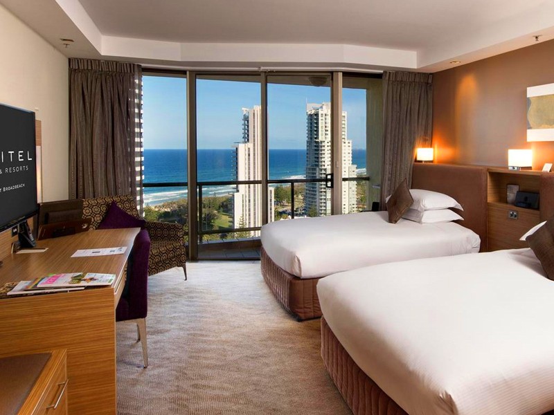 Thumbnail for Police widen search for virus-free detainee who fled quarantine hotel