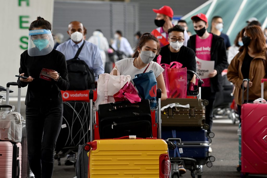International students arrive at Sydney Airport in December 2021 for a pilot program to get international students back to Australian universities.(AAP Image/Bianca De Marchi) 