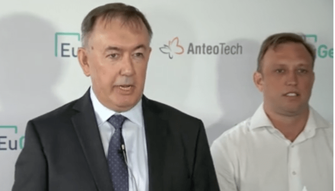 AnteoTech's CEO Derek Thompson, pictured with Deputy Premier Stephen Miles, says Omicron issues are behind the delay to make their RAT kits locally. (ABC photo).
