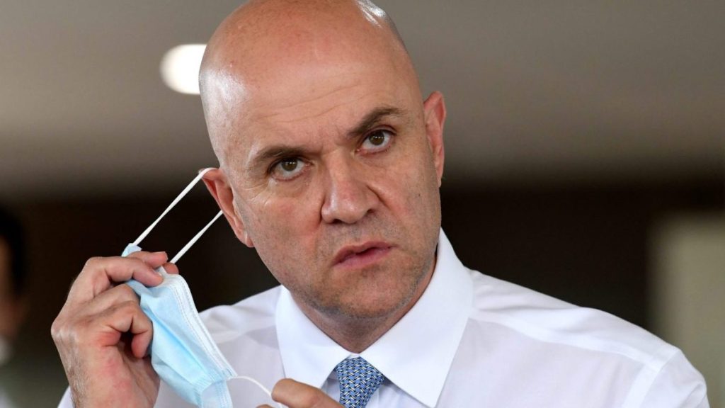 Queensland Chief Health Officer Dr John Gerrard (AAP Image/Darren England) 
