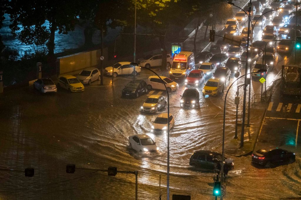 RIO DE JANEIRO, RJ - 31.03.2022: CHUVA RIO DE JANEIRO - Heavy rain leaves flooding points in the north of the city, Bairro do Maracan, on Thursday night (31), in Rio de Janeiro, RJ. In the photo cars try to pass on Rad Street. Waldir Amaral, near UERJ (Photo: Celso Pupo/Fotoarena/Sipa USA)