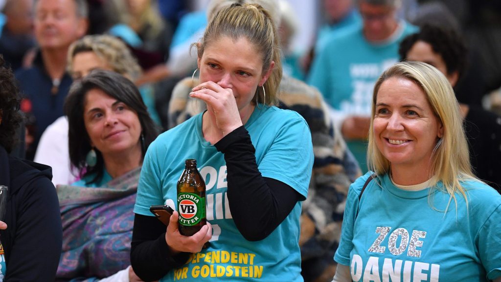 Supporters during Independent candidate Zoe Daniel’s reception for the 2022 Federal Election in the seat of Kooyong, Melbourne.  (AAP Image/Joel Carrett)