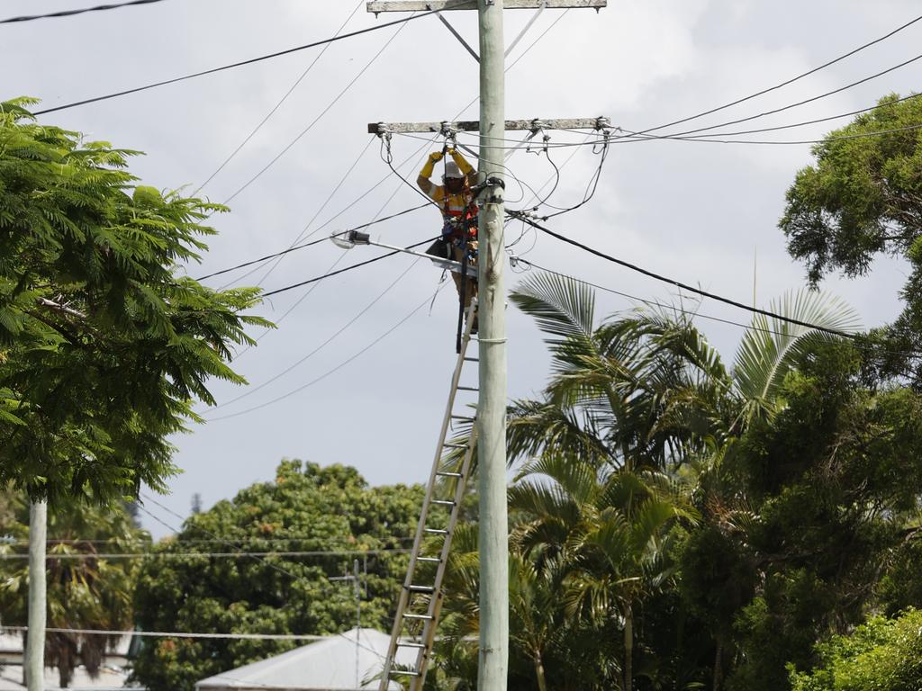 Thumbnail for Gales cut power, delay flights as SEQ shivers