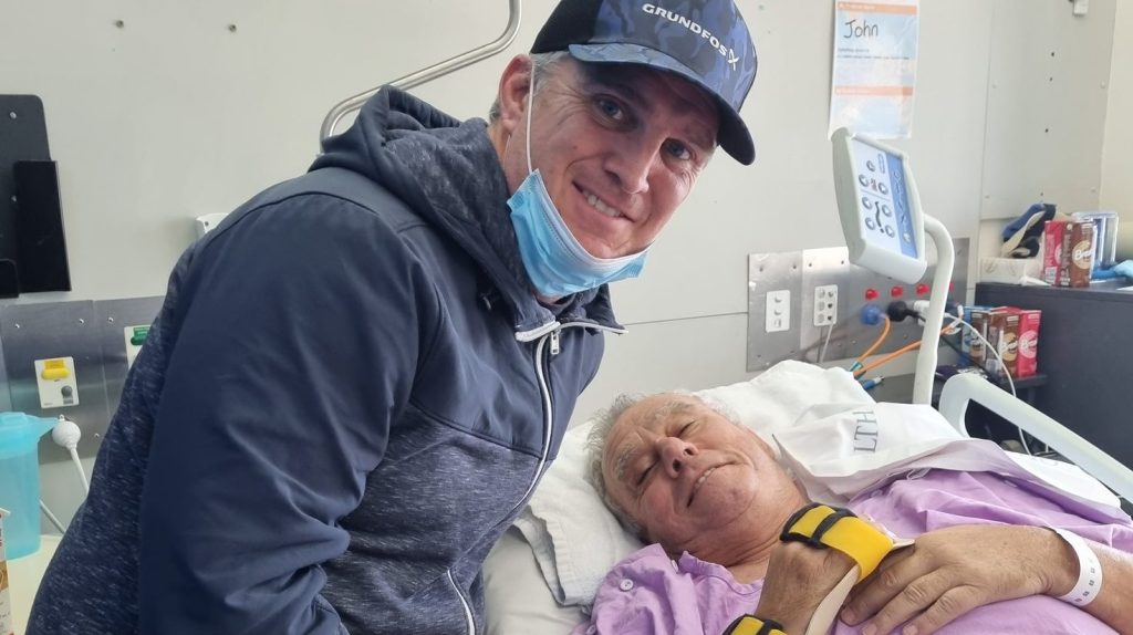 Former Wallaby Tim Horan visits his ex-Reds and Wallabies coach John "Knuckles" Connolly in his Brisbane hospital bed after a fall left him paralysed. (Pic: Twitter)