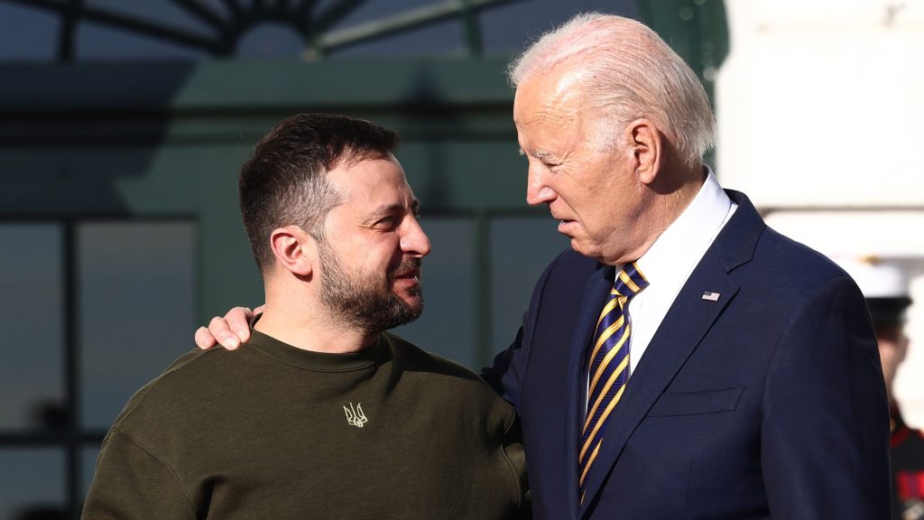  US President Joe Biden (R) welcomes Ukrainian President Volodymyr Zelensky (L) to the South Lawn of the White House Washington.   EPA/JIM LO SCALZO