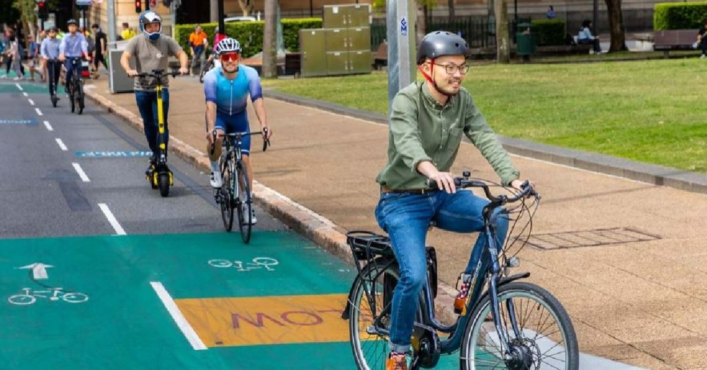 Thumbnail for A decade after Google did it, Apple update aims to get Aussies on their bikes