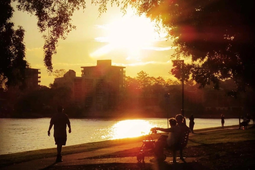 The peak of the heatwave will follow days of steadily soaring temperatures that have kept air conditioners humming and outdoor activity subdued across the city. (Image: Shelley Lloyd)