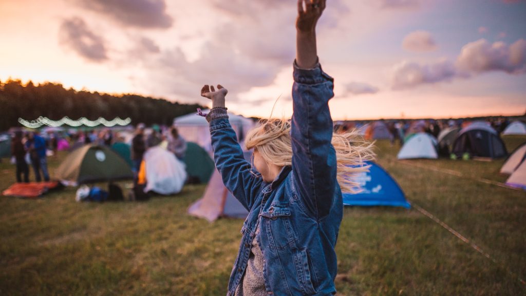 RACGP president Dr Nicole Higgins says people will take illicit drugs despite the risks so governments should try to minimise harm, "not stick our heads in the sand and pretend otherwise". (Image: Krists Luhaers/Unsplash)