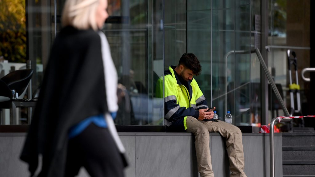 Pay rates for casual workers are falling further being their full-time counterparts.  (AAP Image/Bianca De March) 