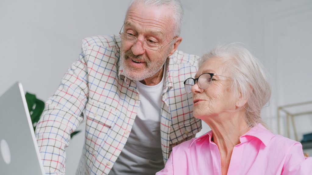 The minister said the lack of affordable advice was prompting people to turn to "finfluencers", unlicensed online services and scammers. (Image: Pexels)