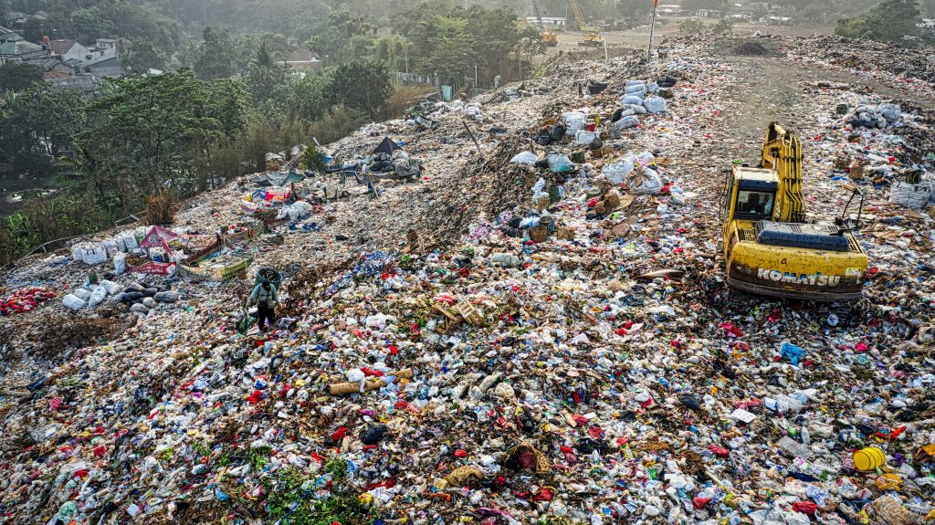 The average Australian sends almost 10 kilograms of clothing waste to landfill each year. (Image: Pexels/Tom Fisk)