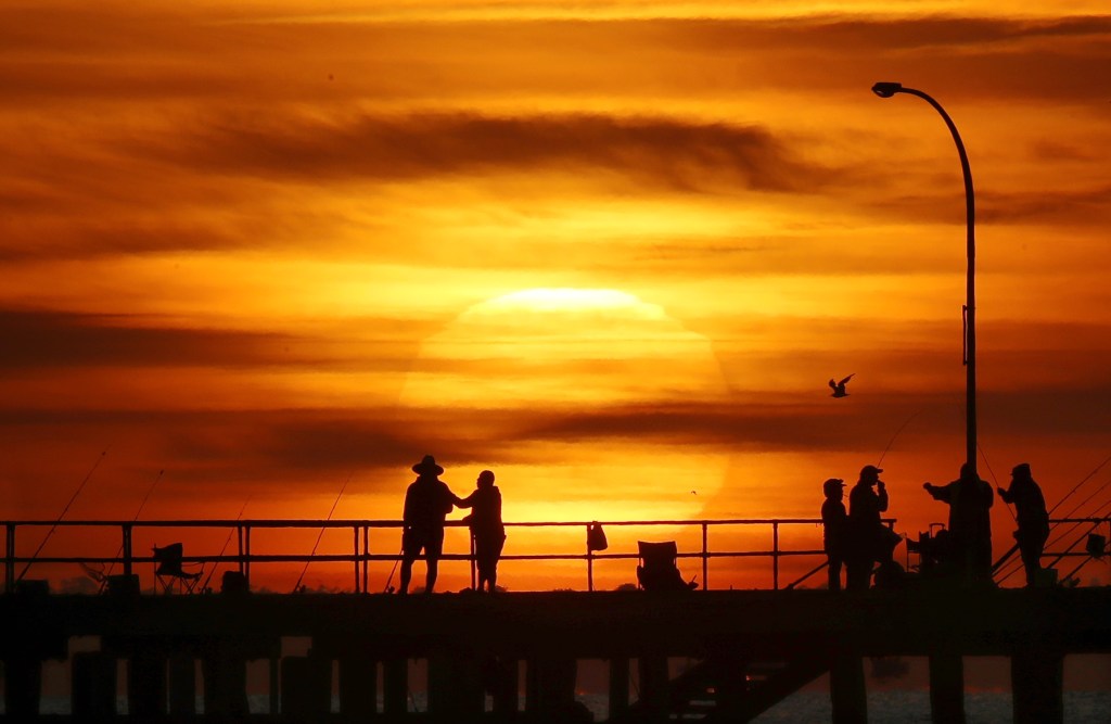 Sunrise over Altona pier in Melbourne (AAP Image/David Crosling) 