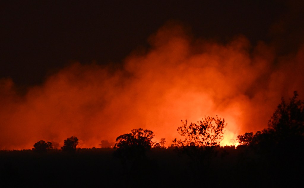 A bushfire raging near the town of Tara last night. (AAP Image/Darren England) 
