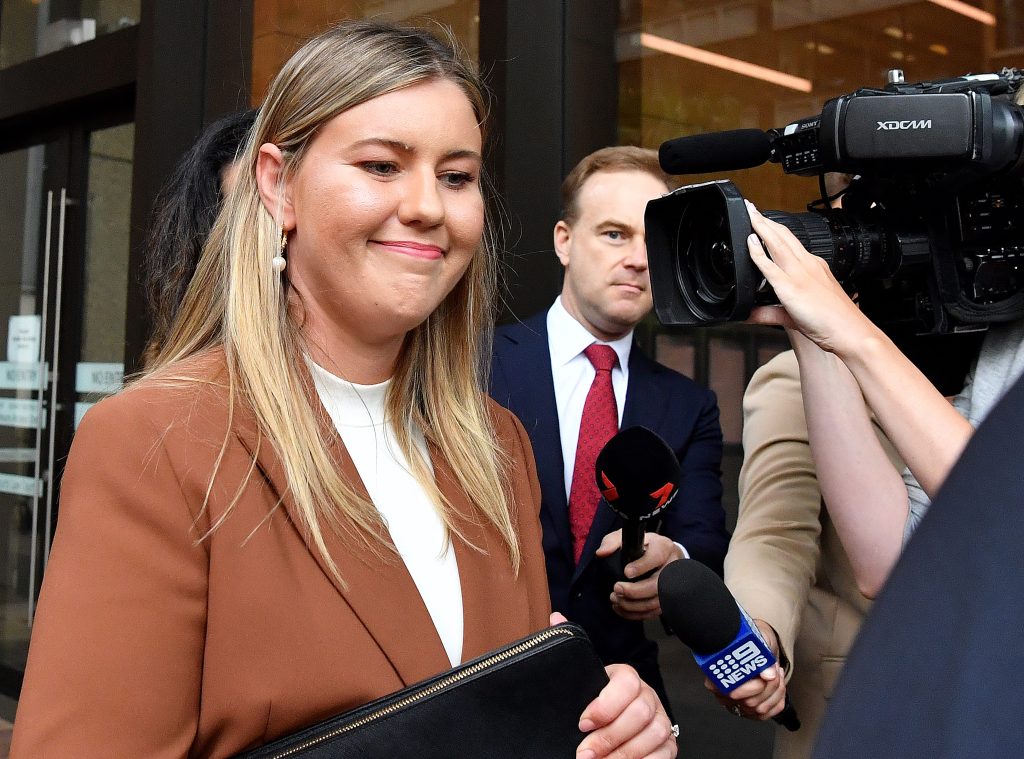 Brittany Higgins (left)  arrives at the Federal Court of Australia in Sydney, Wednesday, November 29, 2023. (AAP Image/Bianca De Marchi) 