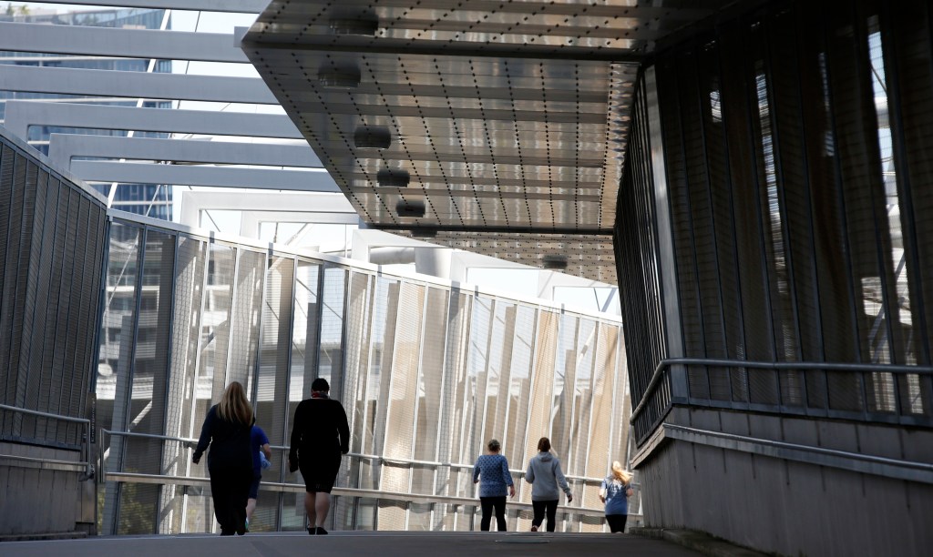 Pedestrians cross the Goodwill Bridge in Brisbane. (AAP Image/Regi Varghese) 