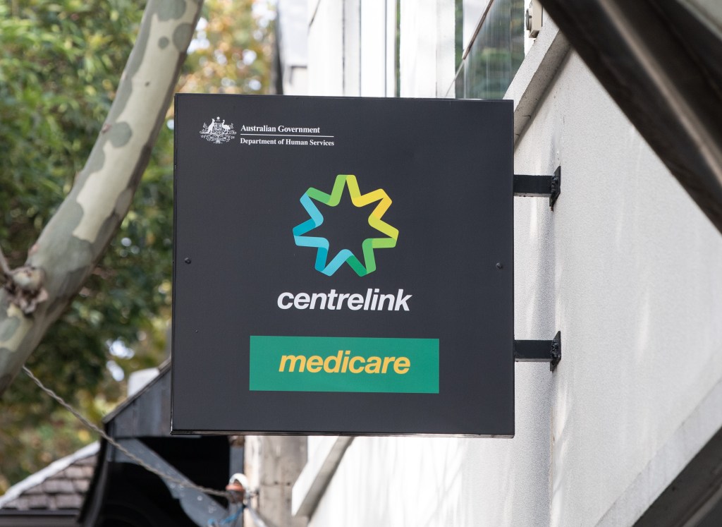 Centrelink has been ordered to speed up after tens of thousands of miscalculated payments remain unpaid. (AAP Image/James Gourley) 