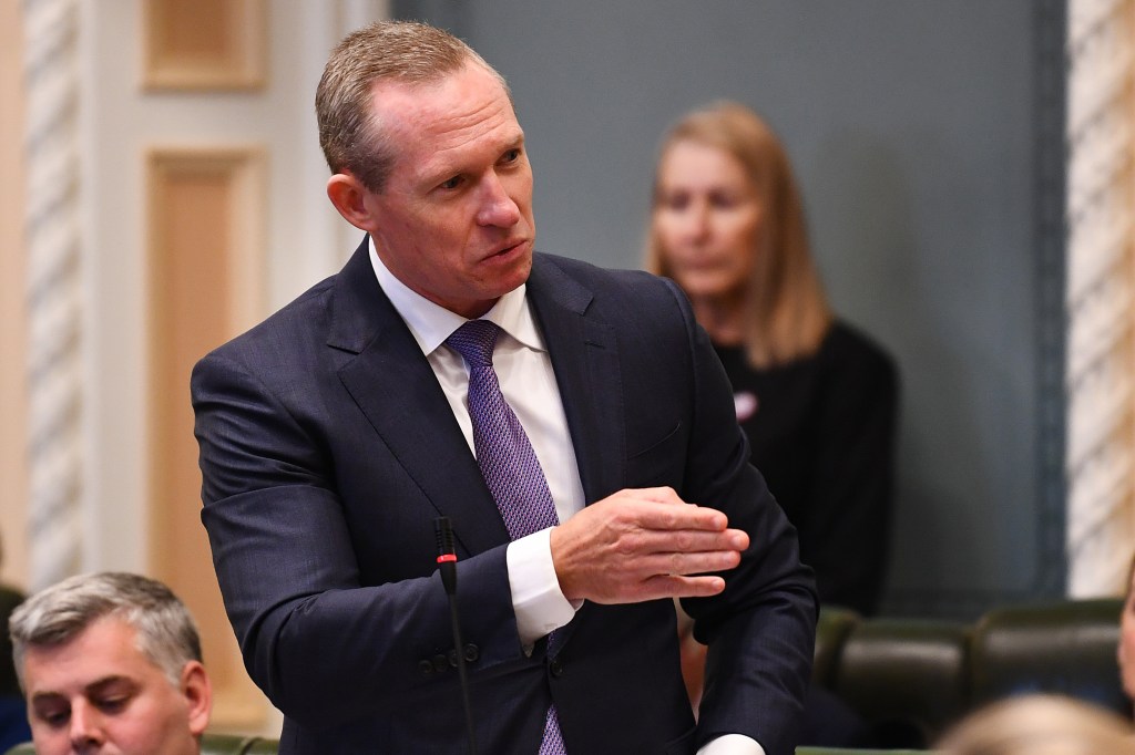 Energy minister Mick de Brenni speaks at Parliament House in Brisbane. (AAP Image/Jono Searle) 