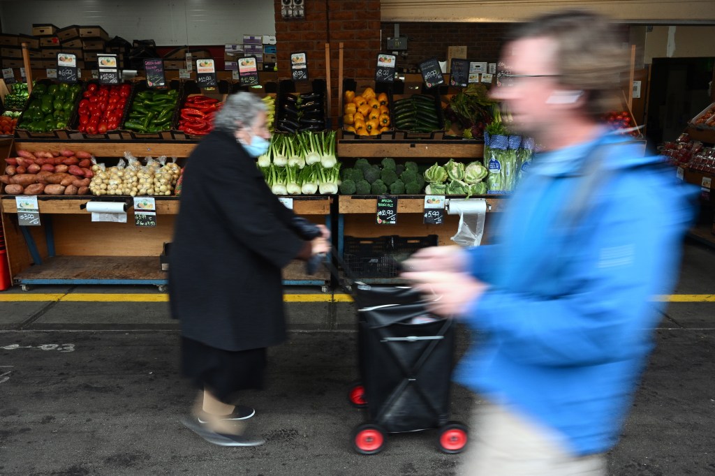 Members of the public shop for fresh produce at a market in Melbourne, Wednesday, July 27, 2022. The CPI rose 6.1% over the twelve months to the June 2022 quarter. (AAP Image/Joel Carrett) NO ARCHIVING