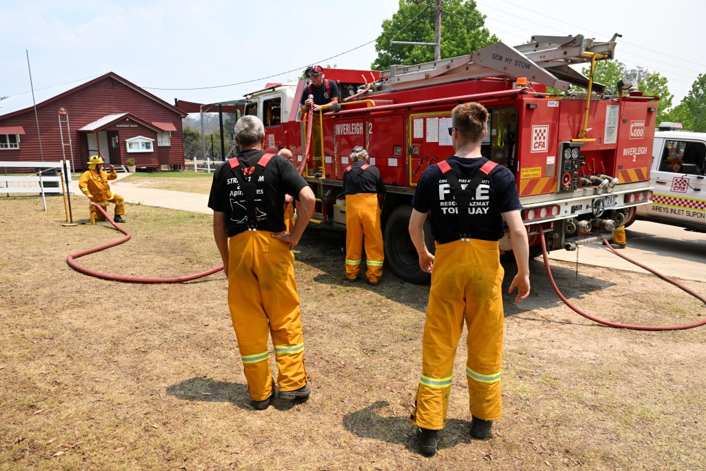 Volunteer rural firefighters from Victoria will remain on high alert as 'catastrophic fire risks' threaten homes across the state. (AAP Image/Darren England) NO ARCHIVING