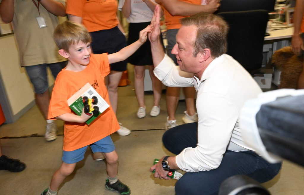 Queensland Premier Steven Miles is seen meeting families during an announcement with Orange Sky in Brisbane, Sunday, December 17, 2023. (AAP Image/Darren England) 