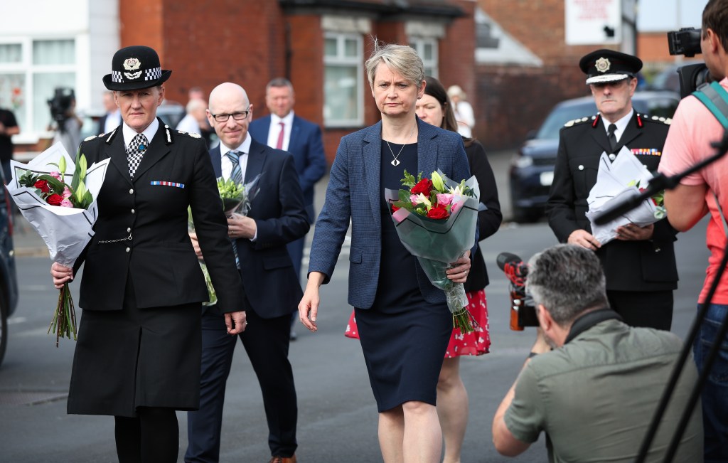 epa11508224 British Home Secretary Yvette Cooper (C) arrives to lay flowers at the scene of a stabbing attack on Hart Street in Southport, Britain, 30 July 2024. Two children were killed and nine people were injured after a stabbing attack in Southport on 29 July. Armed police detained a 17-year-old boy on suspicion of murder and attempted murder, while the motivation for the attack was not being treated as terrorist related. EPA/ADAM VAUGHAN