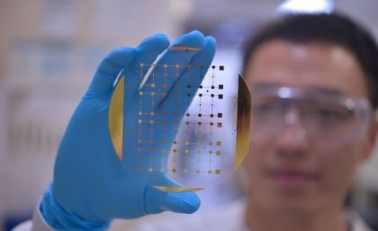 Quan Zhou holds up the device his laboratory is using to explore faster, more accurate methods of diagnosis. Image: The University of Queensland.